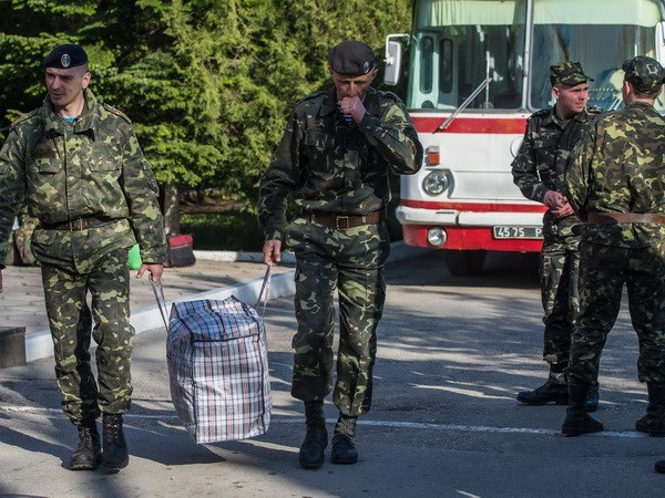 Lính thủy đánh bộ Ukraine rời khỏi đơn vị ở thành phố cảng Feodosiya, miền đông Crimea ngày 24.3. (Nguồn: AFP/TTXVN)