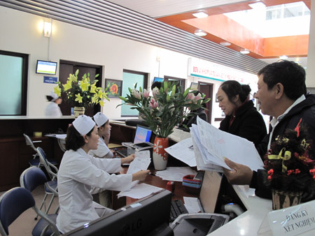 Đón tiếp bệnh nhân tại Đơn vị Tim mạch (Bệnh viện Bạch Mai, Hà Nội).