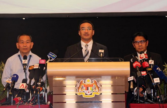 Quyền Bộ trưởng Giao thông Malaysia Hishammuddin Hussein tại cuộc họp báo về công tác tìm kiếm MH370. (Ảnh: PV/Vietnam+)