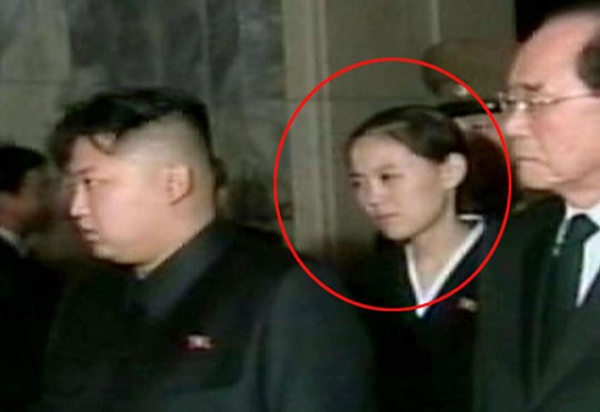 Kim Yo-Jong (khoanh đỏ), người được cho là em gái của nhà lãnh đạo Kim Jong Un, trong một lần tháp tùng anh trai. (Ảnh: Kyodo)