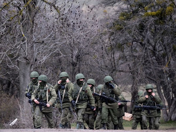 Binh sỹ Nga tuần tra ở Perevalnoye, ngoại ô Simferopol ngày 20.3. (Nguồn: AFP/TTXVN)