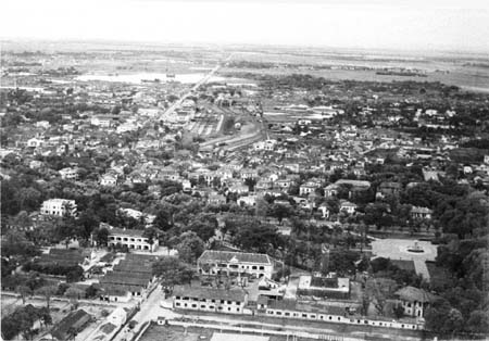 Tháp canh, đài tưởng niệm và nhà ga, chụp năm 1951