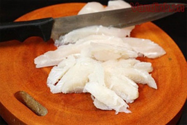 Món giò cá phải lọc xương kỹ và chỉ lấy thịt phile mới ngon.