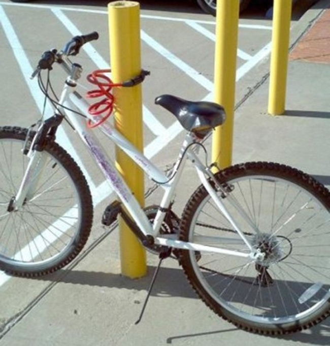 Nếu bạn muốn bảo vệ xe đạp của mình khỏi bị đánh cắp thì hãy cài đặt khóa xe đạp hài hước này. Một sản phẩm vừa đảm bảo an toàn vừa khiến mọi người mát tay cười.