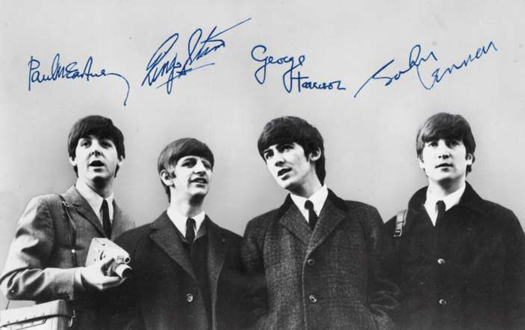 Bức ảnh có đầy đủ chữ ký của cả bốn thành viên ban nhạc The Beatles có giá từ 900 triệu đồng
