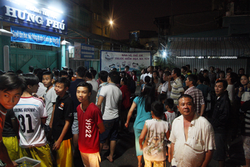 Hàng trăm người theo dõi cảnh sát lùng kẻ sát nhân trong trường tiểu học Hưng Phú. Ảnh: An Nhơn