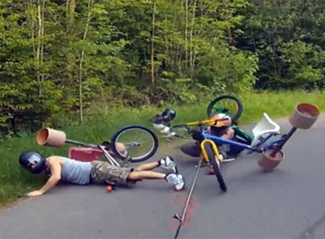 Bạn sẽ không tin vào điều gì vừa xảy ra khi xem bức ảnh này! Tai nạn xe đạp không phải là điều đáng sợ nữa mà còn trở thành những tình huống hài hước đầy bất ngờ.