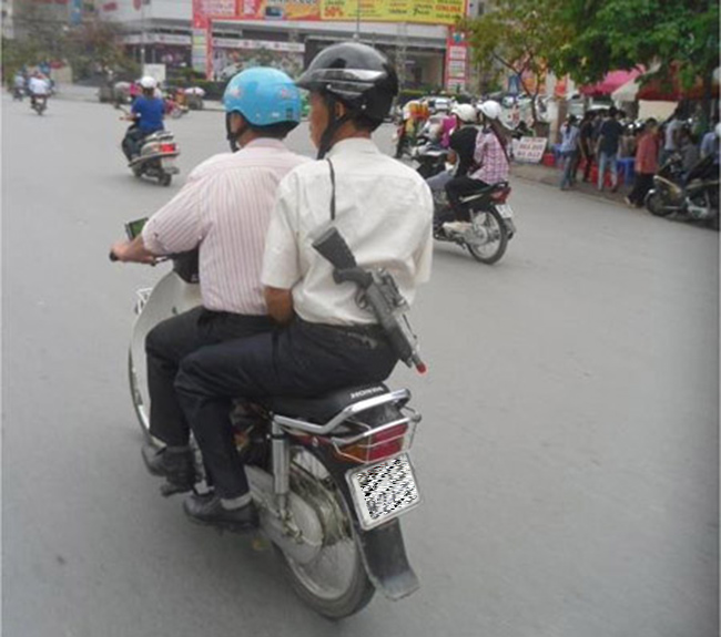 Du lịch đường phố và nhìn thấy những tình huống hài hước không phải là chuyện quá xa lạ tại Việt Nam. Cùng đạp xe đến những con phố đông đúc và bạn sẽ phát hiện ra rất nhiều bức ảnh thú vị và đầy sáng tạo mà bạn chưa từng nghĩ đến.