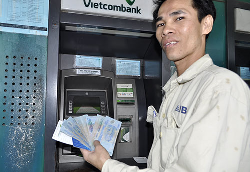 Máy ATM, tiền 20k: Máy ATM đã trở thành phương tiện thanh toán không thể thiếu trong cuộc sống hiện đại. Với hình ảnh của chiếc máy ATM và những tờ tiền giá trị 20k, hãy cảm nhận tất cả những tiện ích mà công nghệ đem lại. Hãy để hình ảnh này giúp bạn hiểu thêm nhiều về sự phát triển và tiện lợi của máy ATM.
