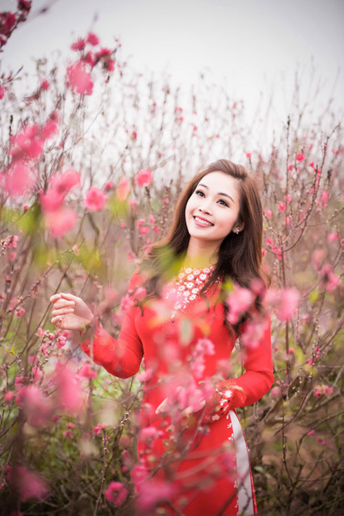Mỹ nữ Việt hoa mùa xuân: Sắc đẹp của phụ nữ Việt Nam hòa quyện cùng bông hoa mùa xuân tạo nên một vẻ đẹp kiêu sa và dịu dàng đặc trưng cho nền văn hoá của đất nước. Hãy xem hình ảnh Mỹ nữ Việt hoa mùa xuân để cảm nhận được sự hài hòa và duyên dáng của hai yếu tố này.