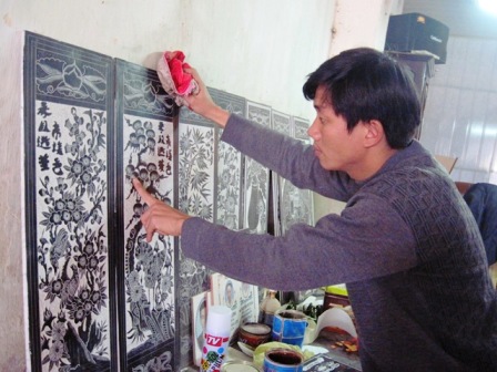 Sau khi thụ án xong, anh Sùng khởi nghiệp bằng nghề khắc tranh và điêu khắc đá.