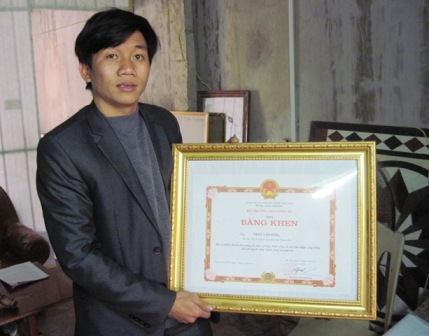 Anh Trần Văn Sùng cùng tấm bằng khen do Bộ trưởng Bộ Công an ký tặng.