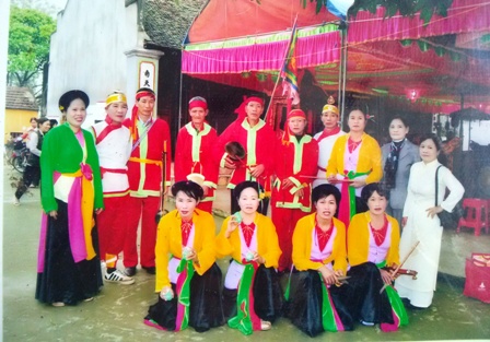 Đội hát xẩm ở làng do chính tay nghệ nhân Hà Thị Cầu truyền dạy.