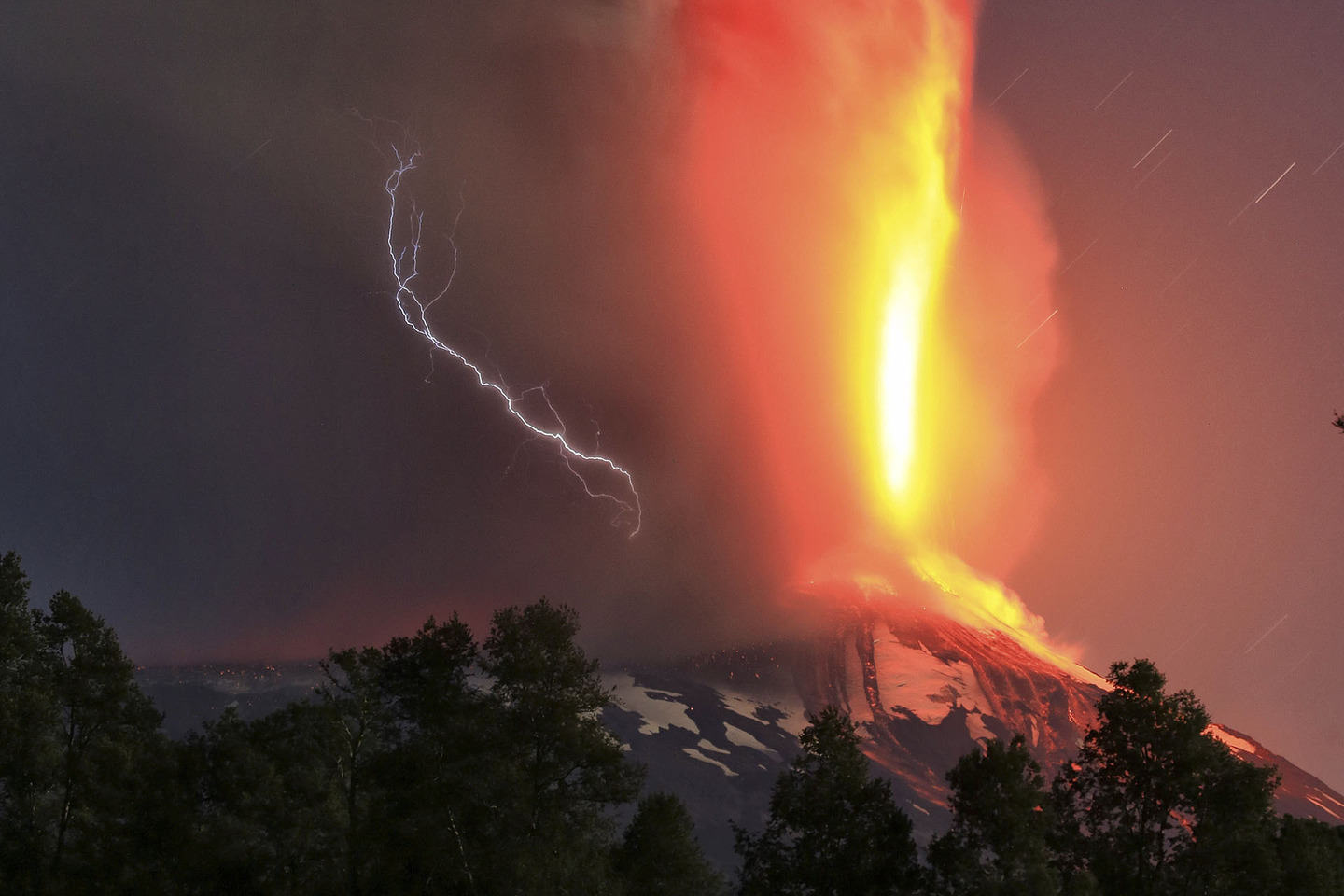 Chùm ảnh: Núi lửa Chile phun trào dữ dội “đốt cháy” trời đêm