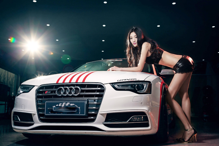 Siêu mẫu sexy đọ sắc bên xe Audi