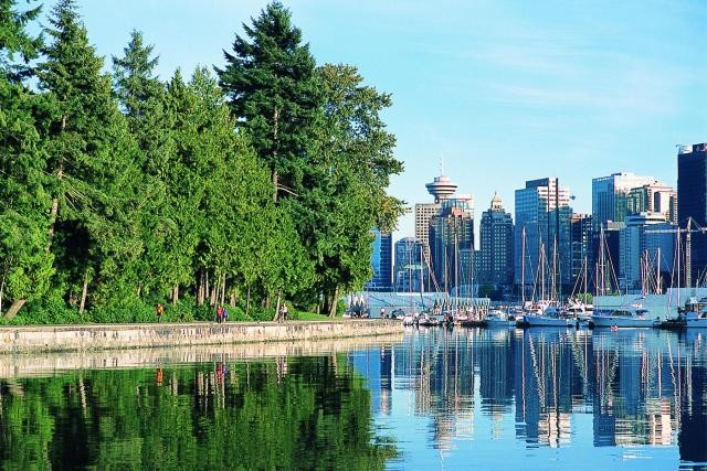 Vancouver là thành phố đông dân và đắt đỏ nhưng khí hậu ôn hòa là một điều kiện tốt để biến nơi đây thành “chốn thiên đường” trong mắt nhiều người. Thành phố có kế hoạch dài hạn để xây dựng cuộc sống xanh – sạch. Nhiêu liệu hóa thạch được giảm tới mức tối đa, trong khi chính quyền đầu tư mạnh vào các hệ thống năng lượng thay thế như gió, mặt trời. 