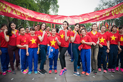 Áo cờ đỏ sao vàng: Năm 2024, áo cờ đỏ sao vàng không chỉ là biểu tượng toàn quốc mà còn trở thành một kiệt tác của thời trang Việt. Với các thiết kế độc đáo và mang tính cá nhân hóa, những chiếc áo cờ đỏ sao vàng đem lại không chỉ sự tự hào về quê hương mà còn thể hiện chất lượng của người mặc.