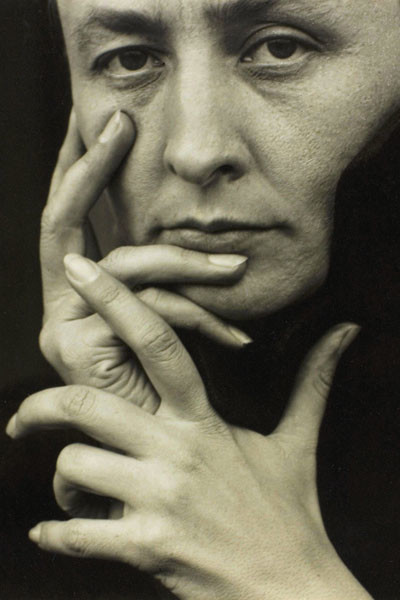 Bức “Đôi tay của nữ họa sĩ Georgia O’Keeffe”