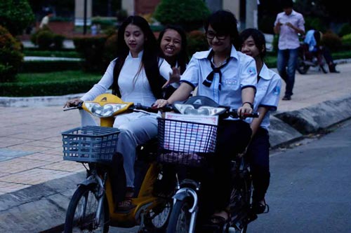 Hàng trăm em học viên tè học tập được chỉ dẫn cút xe đạp điện an toàn