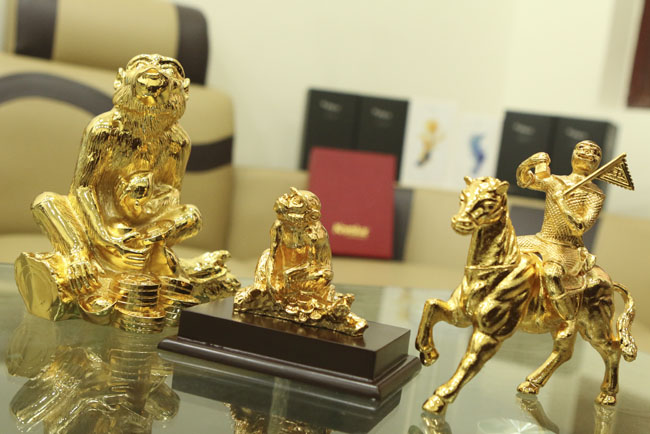 Tượng khỉ mạ vàng là sản phẩm nghệ thuật tuyệt vời được chế tác từ chất liệu cao cấp. Hãy ngắm nhìn hình ảnh về những bức tượng dát vàng tinh xảo với hình ảnh con khỉ thông minh và đáng yêu.