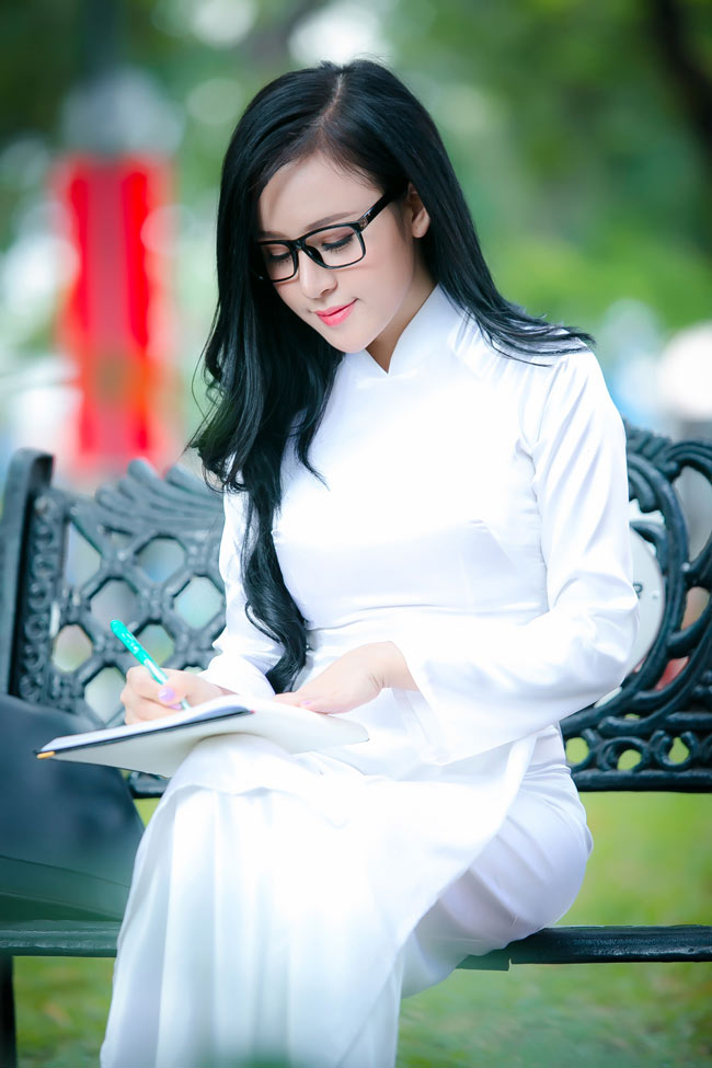 hot girl viet tinh khoi trong ta ao dai trang hinh anh 14