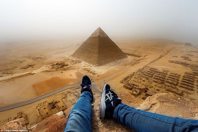 Trèo lên đỉnh của Kim tự tháp Ai Cập để nhìn ngắm toàn cảnh từ trên cao là một trải nghiệm thật sự tuyệt vời. Bạn sẽ không từ chối được cái nhìn đặc biệt này từ trên một trong những công trình cổ đại nhất của thế giới.