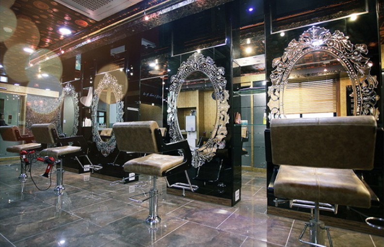 Giá làm tóc Hàn Quốc: Bạn lo lắng về giá cả khi đến salon làm tóc Hàn Quốc? Đừng lo lắng, vì chúng tôi đem đến cho bạn những dịch vụ tốt nhất với giá cả phải chăng nhất. Với đội ngũ stylist giàu kinh nghiệm và nhiệt tình, chúng tôi đảm bảo mang lại cho bạn vẻ đẹp hoàn hảo và sự thoải mái tuyệt đối.