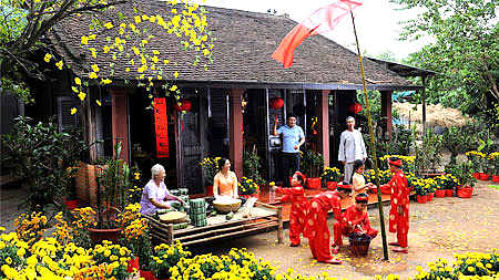 Chúc Tết cả xóm là một trong những nét đẹp truyền thống của người Việt. Không chỉ gửi những lời chúc tốt đẹp đến những người thân trong gia đình, mà còn chia sẻ niềm vui của mùa Xuân tới cộng đồng. Nhấn vào hình ảnh để xem những khoảnh khắc đầy ý nghĩa của chúc Tết cả xóm.
