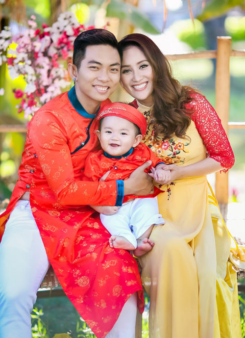 Áo dài là một trong những trang phục truyền thống của người Việt Nam, thể hiện sự thanh lịch, tinh tế và đẹp đẽ. Hãy chiêm ngưỡng những hình ảnh đẹp mắt về áo dài du xuân để cảm nhận sự quý phái của nó trong không khí tết tràn đầy sắc màu.