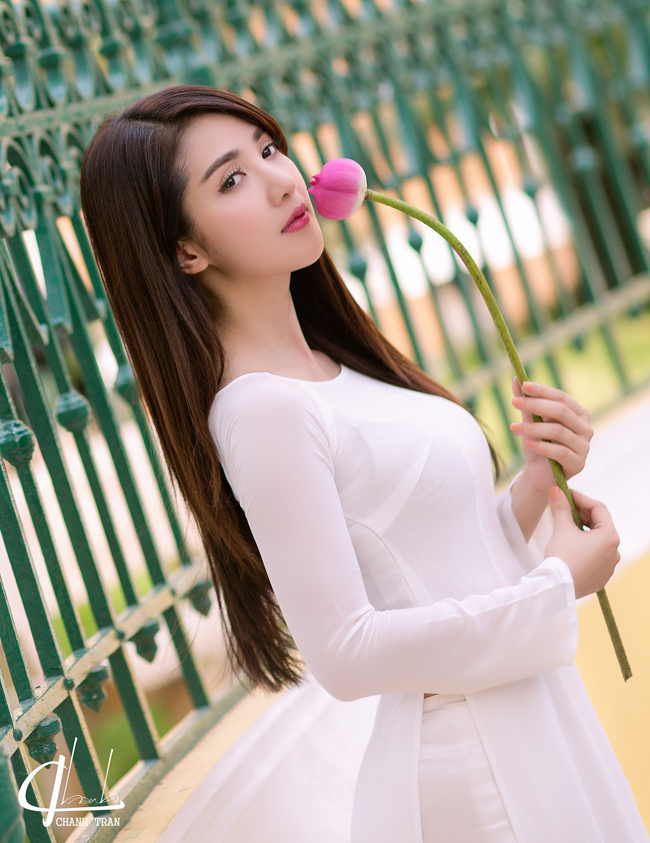 hot girl linh napie e ap ben sen hong hinh anh 2