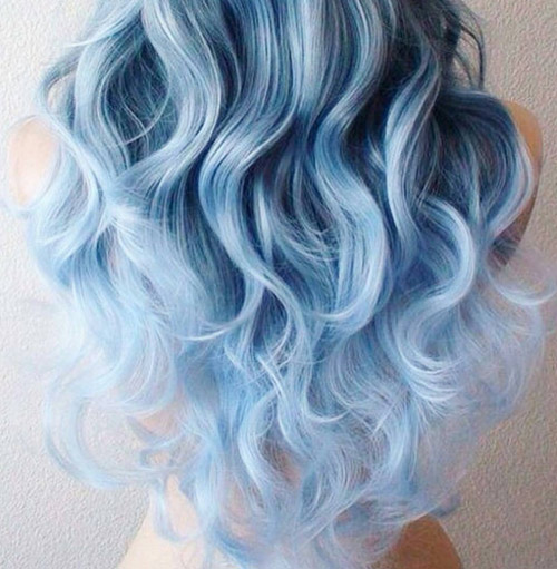 Sức hấp dẫn kỳ lạ từ những mái tóc màu xanh khói