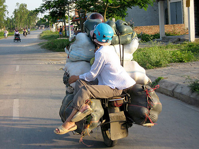 anh em hoang mang nhin chi em xuong pho hinh anh 11