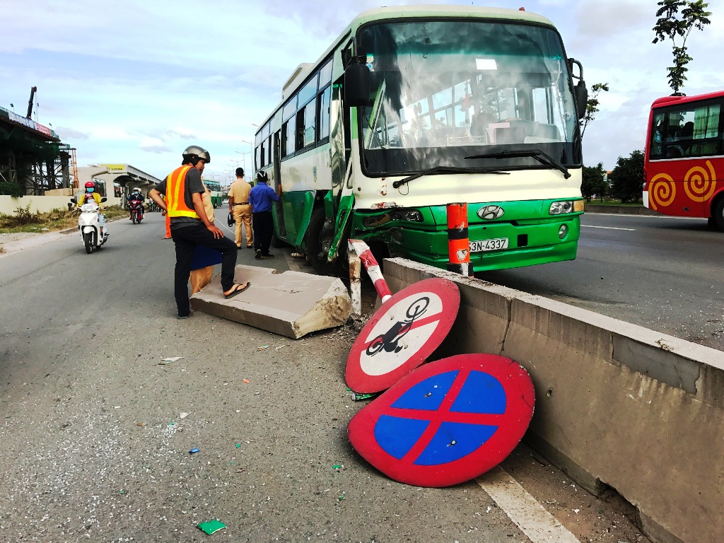 Những vụ tai nạn xe buýt đang ngày càng trở nên phổ biến và nguy hiểm, tuy nhiên đây là cơ hội để các nhân viên cứu hộ thể hiện tình nguyện cao cả của mình. Hãy cùng xem hình ảnh này!