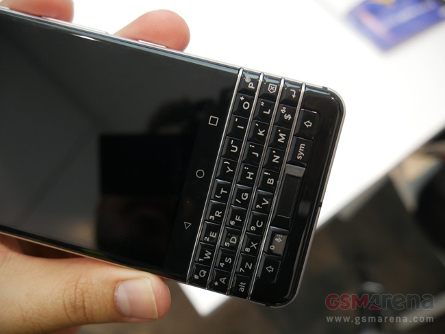 tren tay blackberry mercury thiet ke dep, ban phim vat ly hinh anh 7