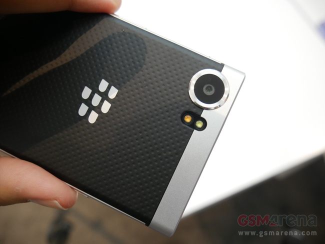 tren tay blackberry mercury thiet ke dep, ban phim vat ly hinh anh 14