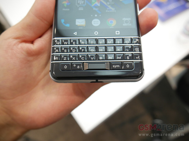 tren tay blackberry mercury thiet ke dep, ban phim vat ly hinh anh 6