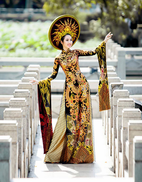 Áo dài Việt họa tiết rồng quá kỳ công và ấn tượng với quốc tế