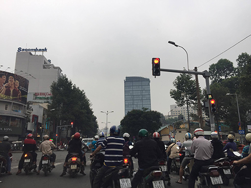 Thành phố Sài Gòn là một trong những nơi có bầu trời xám đẹp nhất. Bức ảnh này đưa bạn tới trung tâm của thành phố để cảm nhận không khí sôi động và những mảng mây trầm lắng trên bầu trời xám.
