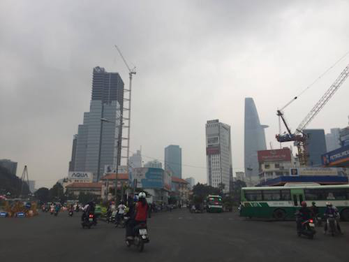 Người ta thường nghĩ bầu trời Sài Gòn chỉ có nắng và mưa, nhưng hãy xem hình này để thấy ngay cả bầu trời xám xịt cũng rất đẹp và thu hút đúng không?