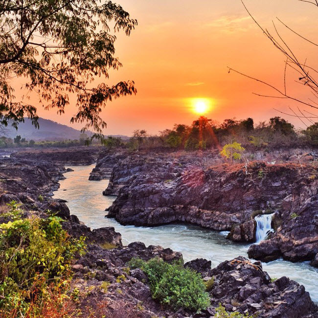 Hãy khám phá vẻ đẹp của Lào qua những cảnh quan tuyệt đẹp khi đến tham quan nơi đây. Với những cảnh sông núi hữu tình, bạn sẽ bị mê hoặc bởi sự hoang sơ và huyền bí của đất nước này.