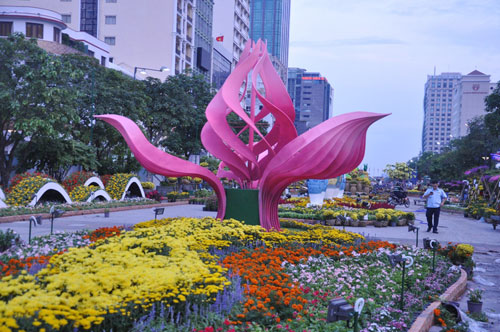 Đi dạo trên đường hoa Tết là một trải nghiệm thú vị để chiêm ngưỡng những cành hoa đua sắc và hình thành thành những biểu tượng mang tính văn hóa của nền văn hóa đậm đà đất nước Việt Nam. Xem hình ảnh để cảm nhận được sự đắm say của mùa Tết.