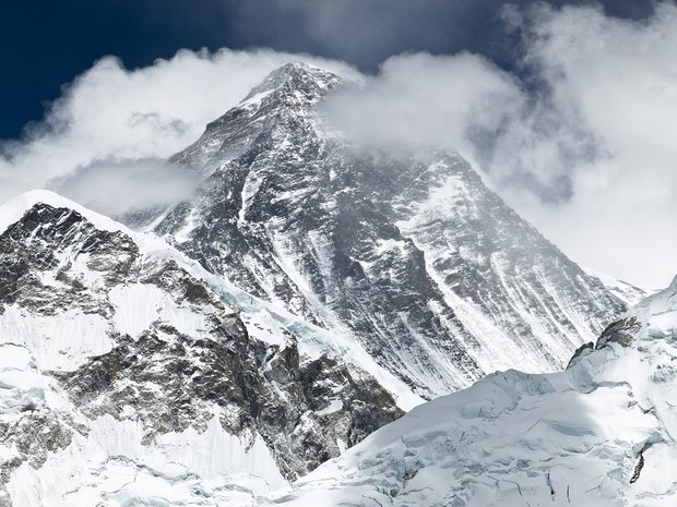 Đỉnh núi Everest - ngọn núi cao nhất thế giới - đem lại cho bạn một trải nghiệm vô cùng tuyệt vời. Nơi đây là nơi của những kỷ lục và sự vượt qua giới hạn. Hãy thưởng thức hình ảnh mang đậm sắc thái khám phá và phiêu lưu này.