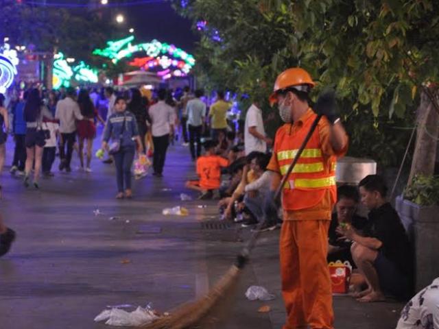 Công nhân quét đường từ 2h sáng để giữ sạch đường sạch phố ngày Tết