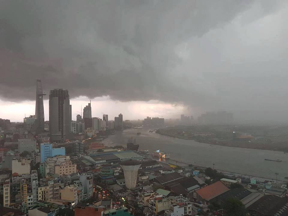 Chứng kiến trời Sài Gòn đổ mưa như trút nước vào giờ tan tầm không phải là điều thường thấy. Hãy xem hình ảnh ngay để nhìn thấy độ mạnh của cơn mưa này và sự nổi bật của thành phố.