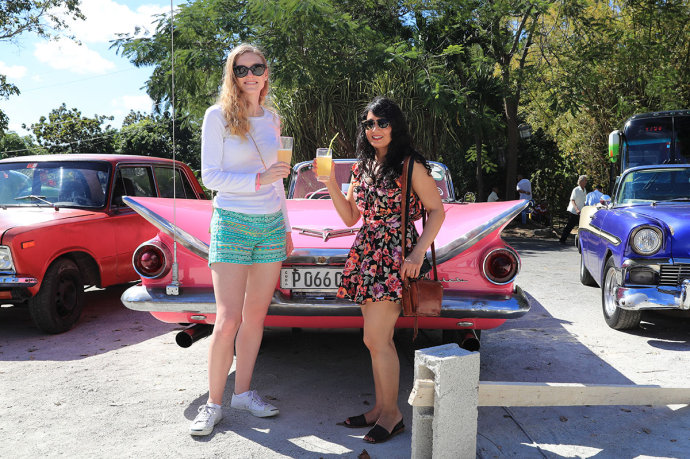 Gái đẹp và xe hơi cổ độc, lạ tràn ngập đường phố Cuba