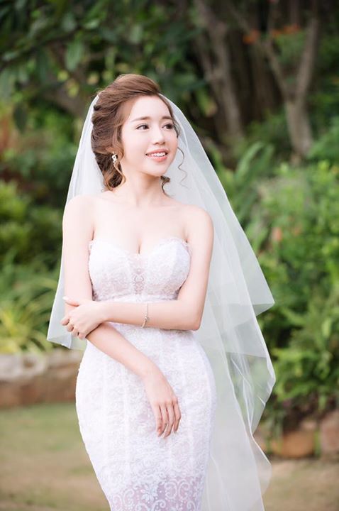 Đám cưới của Elly Trần là một sự kiện lớn của showbiz Việt năm đó. Với những hình ảnh đẹp mắt và trang trọng, bạn sẽ cảm nhận được tình yêu của cặp đôi và bầu không khí ngập tràn hạnh phúc trong ngày trọng đại. Đừng bỏ lỡ nhé!