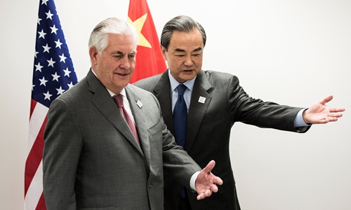 Ngoại trưởng Mỹ Rex Tillerson (trái) và người đồng cấp Trung Quốc Vương Nghị trong cuộc gặp kín ngày 17/2 tại thành phố Bonn, Đức. Ảnh: Reuters.