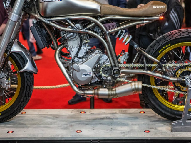 ccm spitfire do cafe racer khien phai manh them hinh anh 7