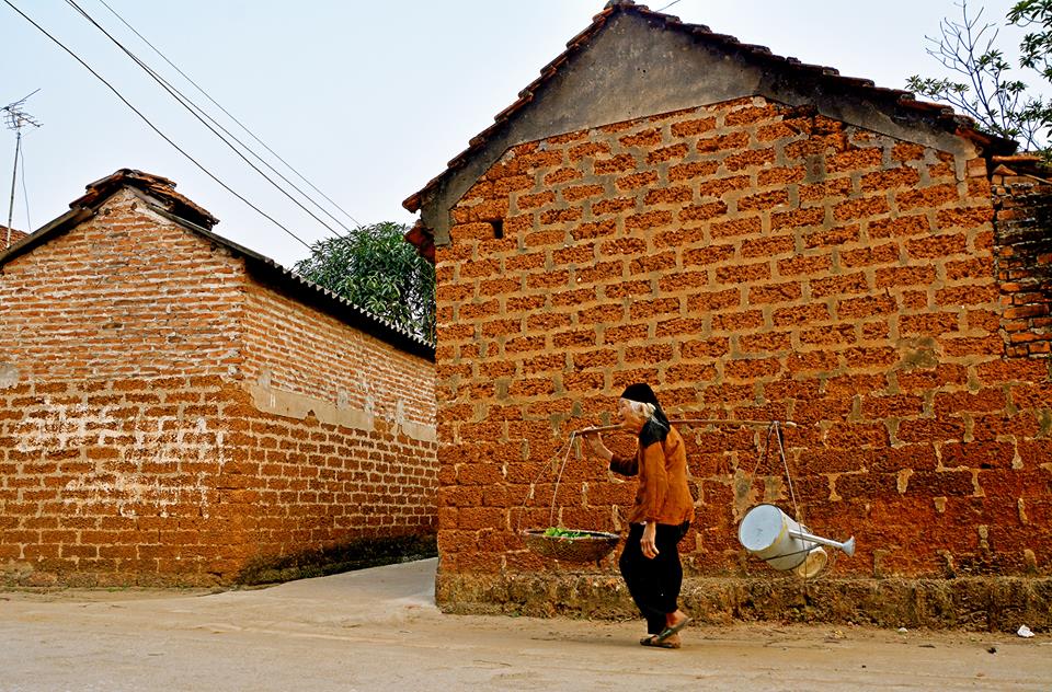 Đến vùng quê yên bình, bạn sẽ được trải nghiệm cảm giác sống giản dị, chậm rãi nhưng đầy sức sống. Với những đồng lúa bạt ngàn và những ngôi nhà kiểu truyền thống, chắc chắn bạn sẽ tìm thấy sự bình yên và đích thực là thảnh thơi như ở nhà.