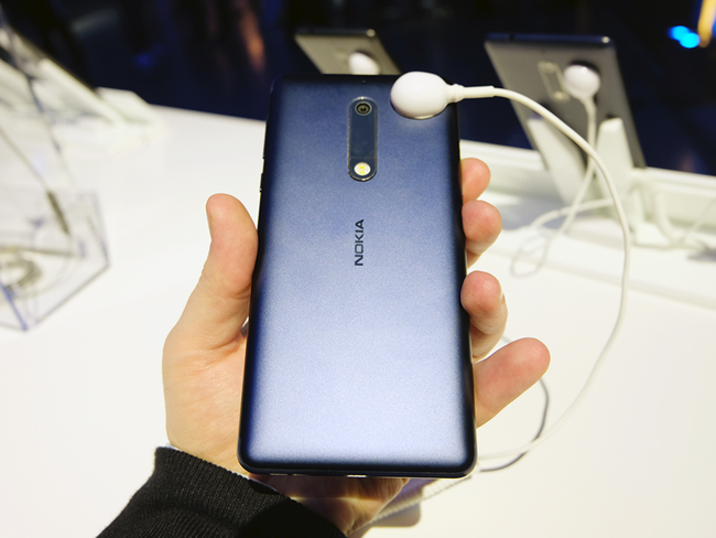 ngam nokia 6 vo kim loai, gia hap dan hinh anh 14